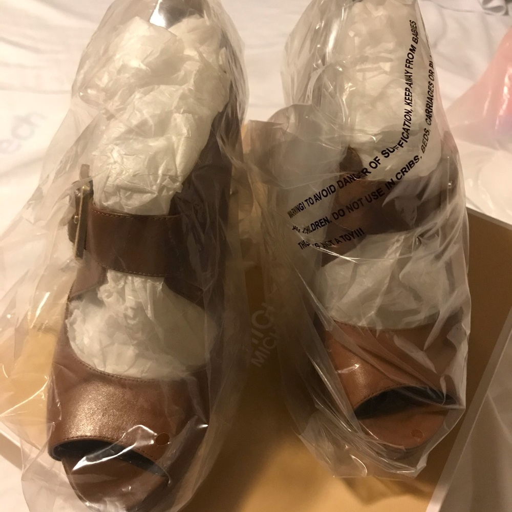 New Michael Kors/ Luggage Color/ Leather/ Heels